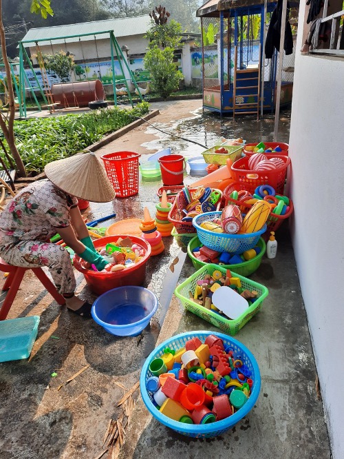 Giáo viên rửa đồ chơi bằng Cloramin B