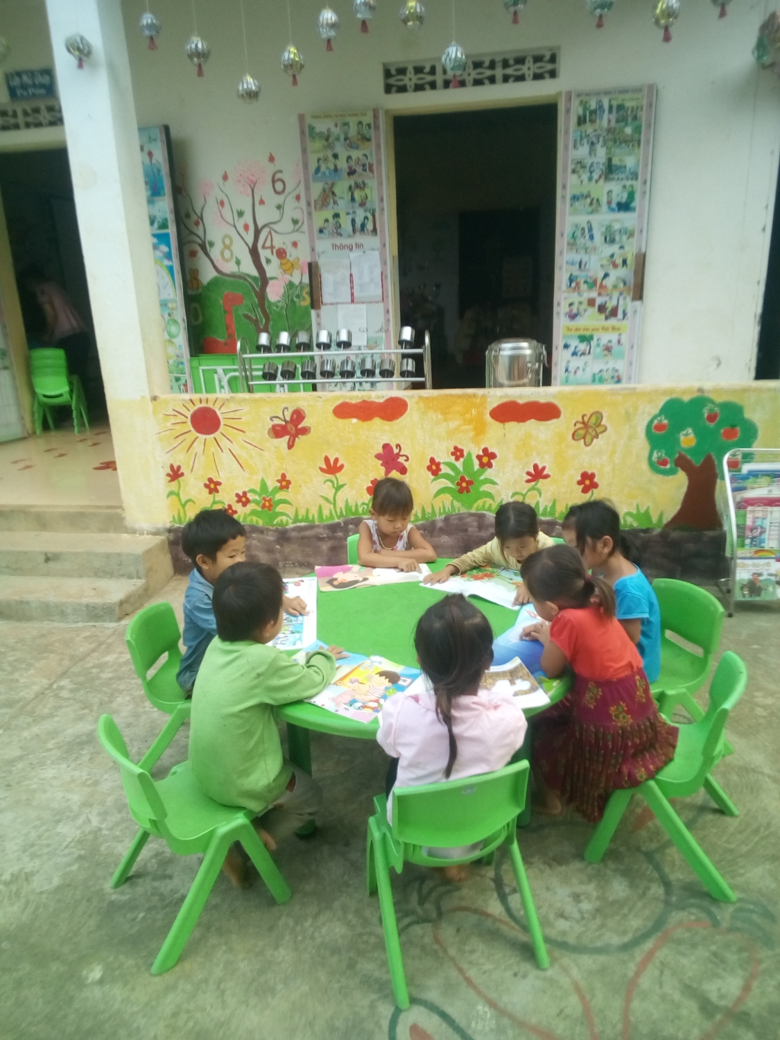 Đọc sách ngoài trời