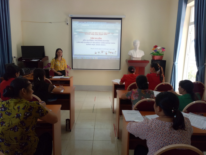 Đồng chí Bùi Thị Sửu phó hiệu trưởng trường mầm non Thanh Minh hướng dẫn giáo viên trong lớp tập huấn