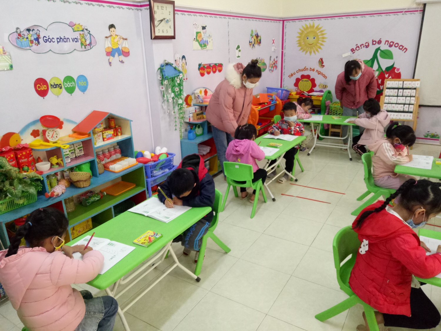 CÁC CHÁU LỚP MGL TRUNG TÂM TRONG GIỜ TẬP TÔ CHỮ CÁI