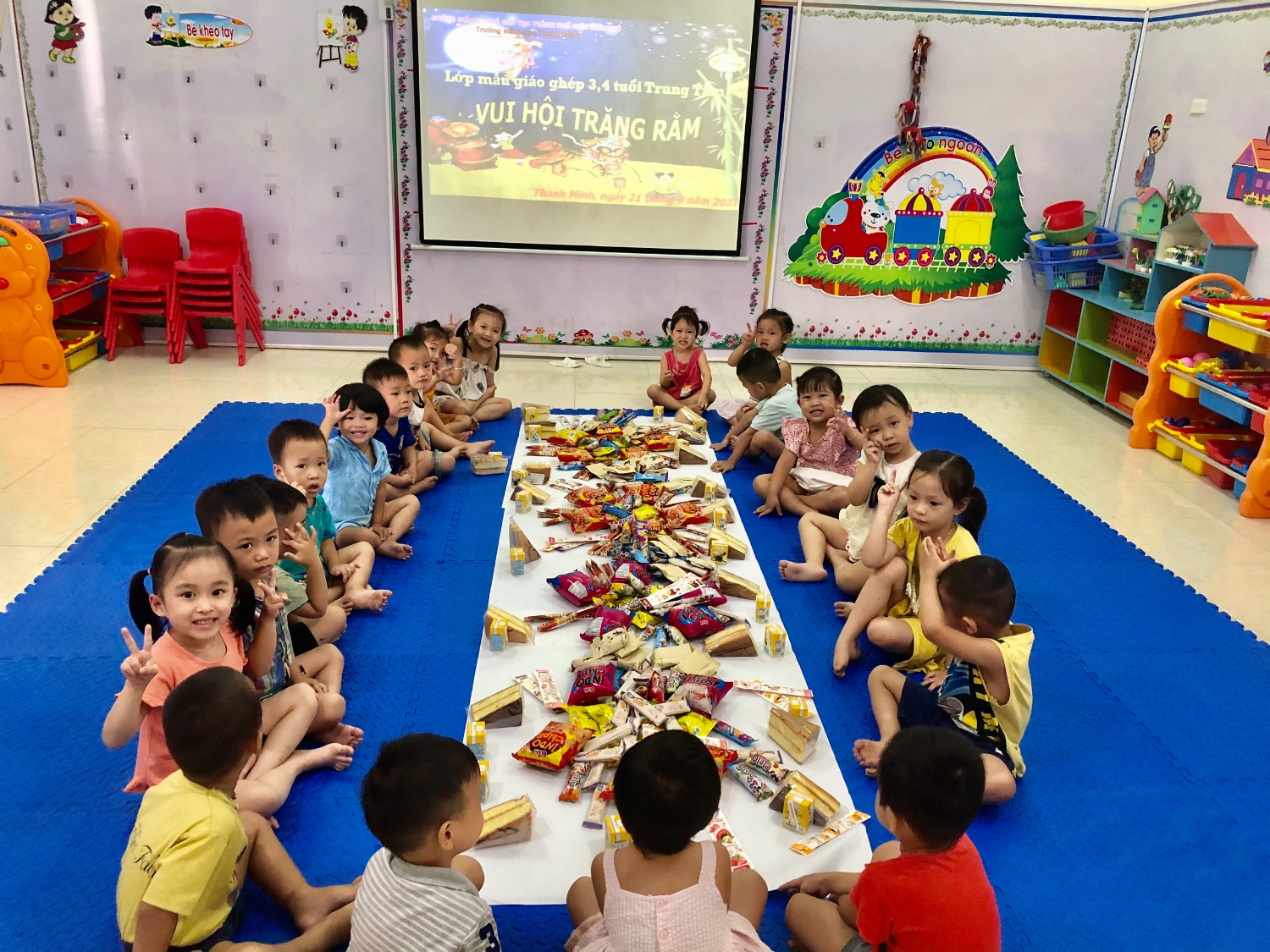 Các bé lớp mẫu giáo ghép trung tâm tổ chức liên hoan vui đóntết trung thu