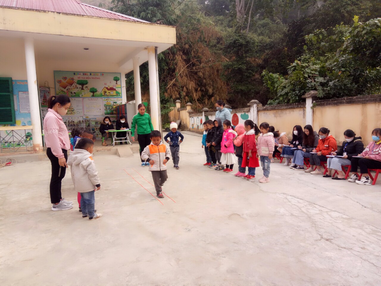 Sinh viên dự giờ tiết mẫu củ đồng chí Lê Thị Hường Tại Điểm trường Huổi Lới