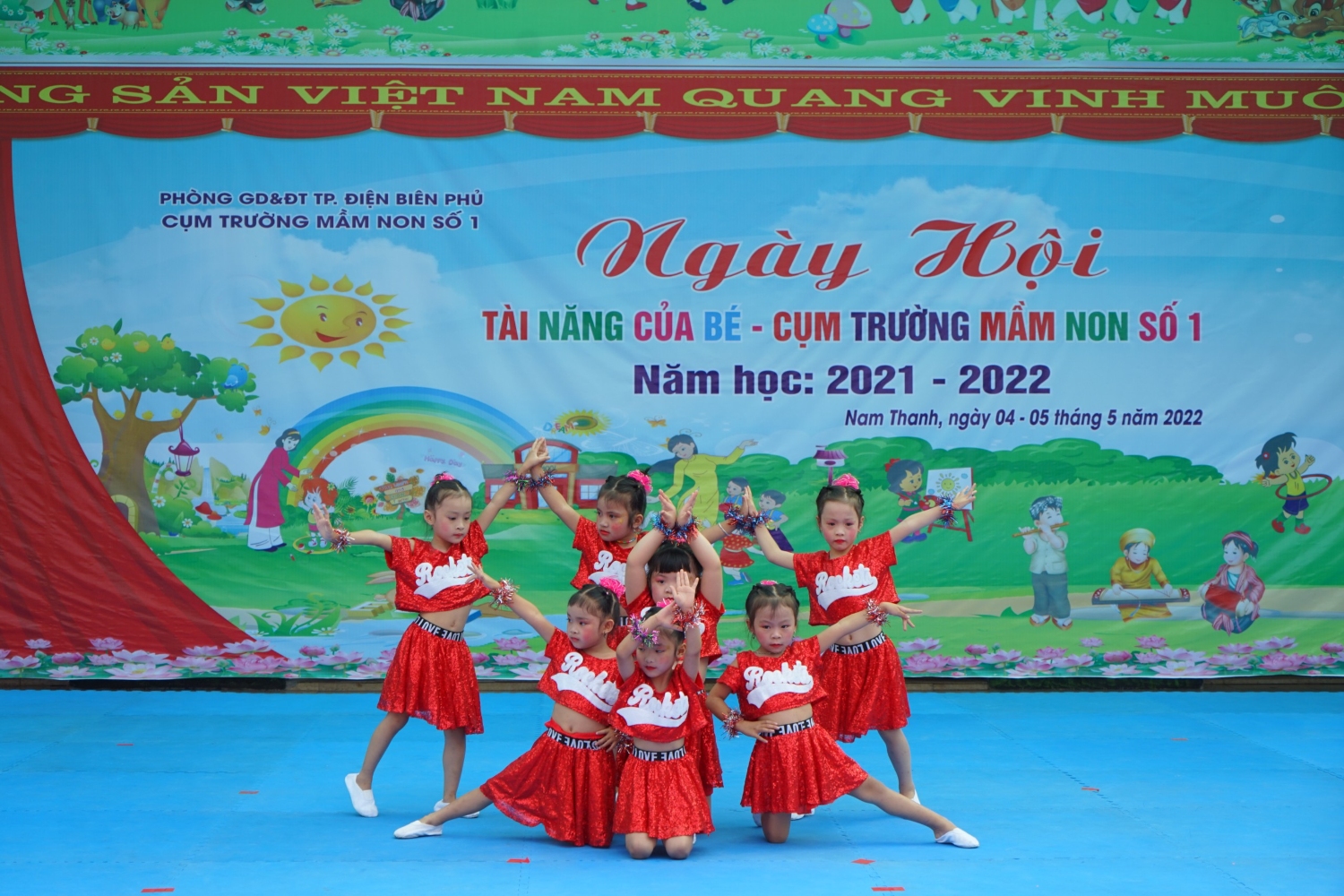 Hình ảnh các cháu thi khiêu vũ