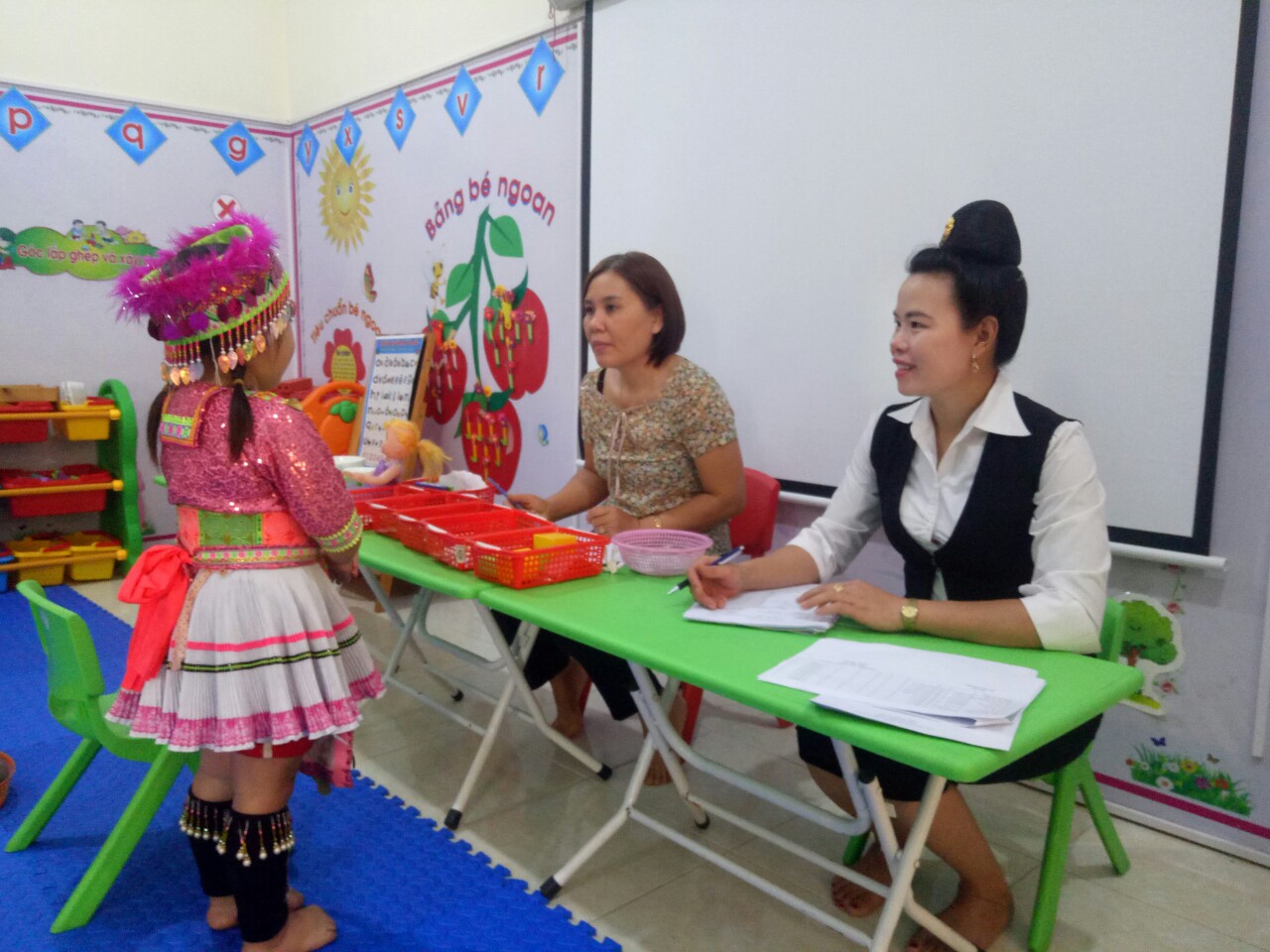 Hình ảnh các bé mẫu giáo lớn tham gia phần thi vận động trí tuệ