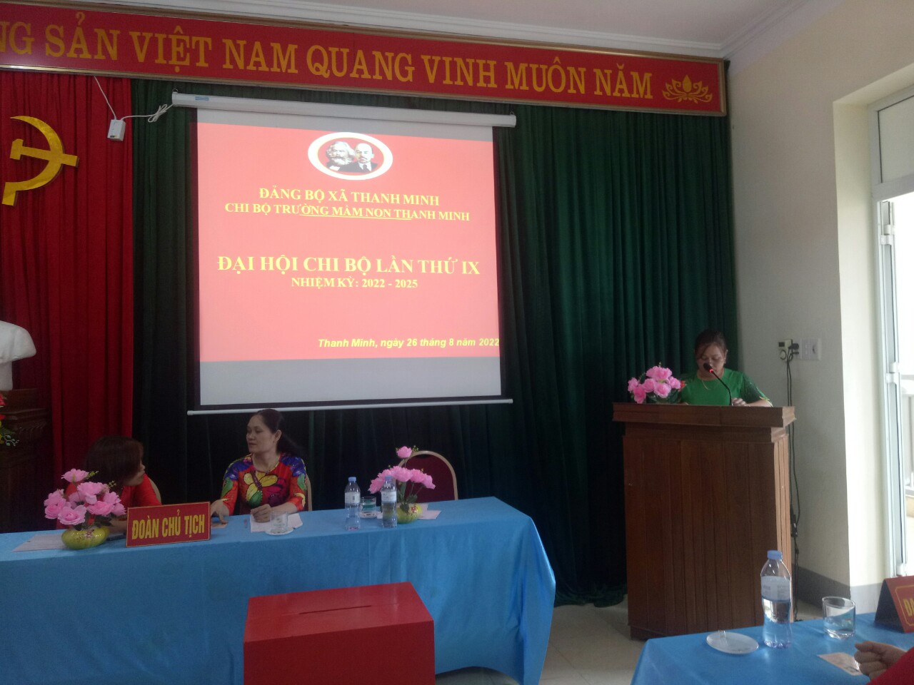 Đồng Chí Vũ Thị Hồng Thắm Bí thư chi bộ hiệu trưởng nhà trường