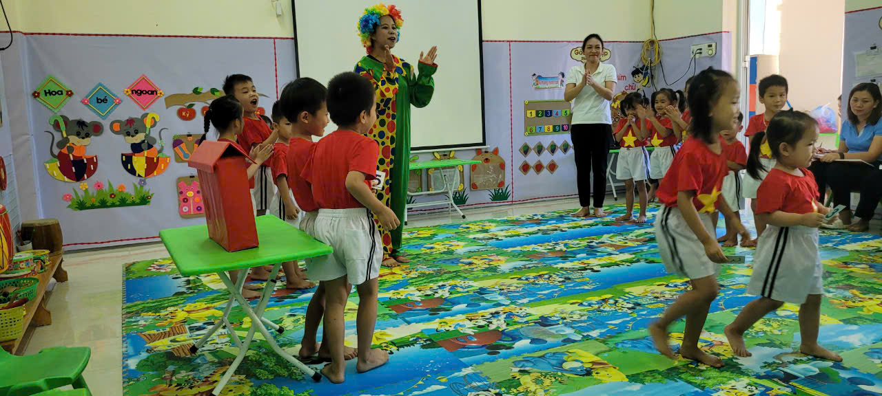 Đ/C Nông Thị Hòa tổ chức cho trẻ hoạt động chơi trò chơi mới