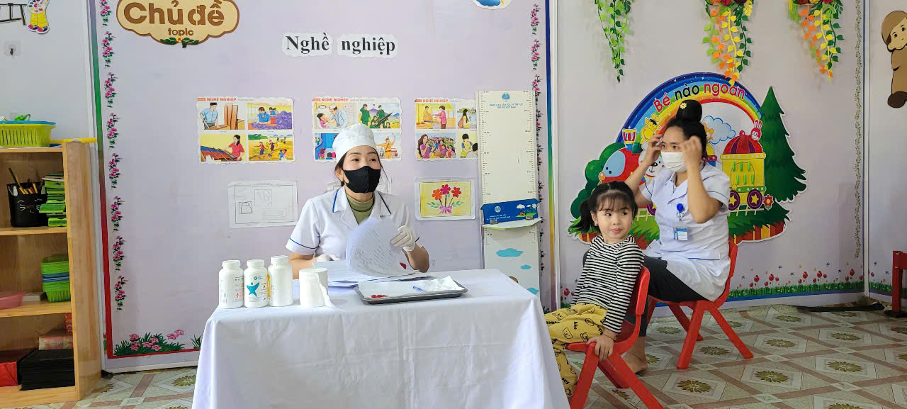 Đ/C Lường Thị Linh cán bộ y tế xã Thanh Minh Cho trẻ uống Vitamin A và thuốc tẩy giun